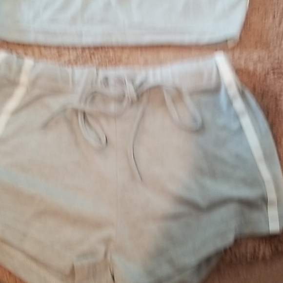 2Pc.Tank and shorts - Picture 2 of 3